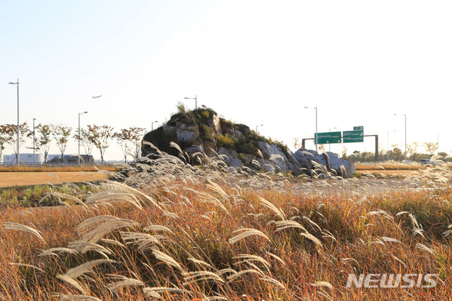 [인천공항=뉴시스]홍찬선 기자 = 사진은 '인천공항 제2여객터미널 진입도로 조경'의 모습. 인천공항 제2여객터미널 진입도로의 화물터미널 IC 주변지역 조경은 기존의 석산을 활용해 서해안의 섬 경관을 연출한 것이 특징이다. 2024.04.14.(사진=인천공항공사 제공) photo@newsis.com