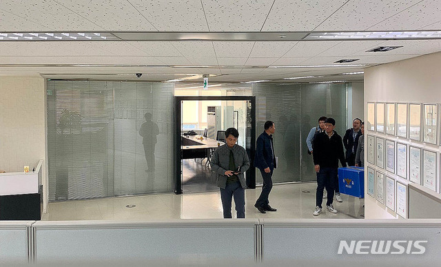 【성남=뉴시스】추상철 기자 = 경찰이 직원 폭행과 엽기 행각으로 물의를 빚은 양진호 한국미래기술 회장의 자택과 사무실 등을 압수수색했다. 2일 오후 경기 성남 분당구 이지원 인터넷서비스에서 압수수색을 마친 경찰이 압수품을 들고 사무실을 나서고 있다. 2018.11.02. scchoo@newsis.com