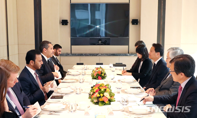 【서울=뉴시스】박진희 기자 = 임종석 대통령 비서실장이 2일 오후 서울 시내의 한 호텔에서 칼둔 칼리파 알 무바라크 아랍에미리트(UAE) 아부다비 행정청장과 대화하고 있다. 2018.11.02. (사진=청와대 제공)&nbsp; photo@newsis.com 