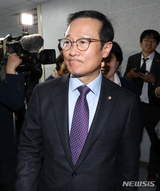 【서울=뉴시스】박영태 기자 = 2일 오후 서울 영등포구 여의도 국회 의원회과에서 열린 2019년 예산안 심사 및 민생입법 대비 더불어민주당 원내대표단 및 상임위원장, 간사단 워크숍에 홍영표 원내대표가 참석하고 있다. 2018.11.02.since1999@newsis.com