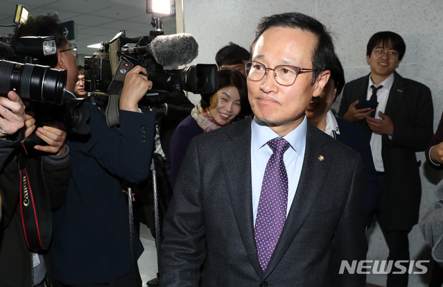 【서울=뉴시스】박영태 기자 = 2일 오후 서울 영등포구 여의도 국회 의원회과에서 열린 2019년 예산안 심사 및 민생입법 대비 더불어민주당 원내대표단 및 상임위원장, 간사단 워크숍에 홍영표 원내대표가 참석하고 있다. 2018.11.02.since1999@newsis.com