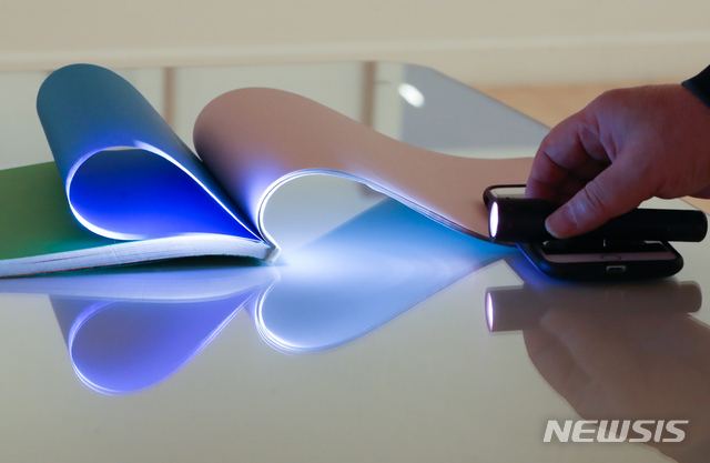 【서울=뉴시스】조수정 기자 = 유병완 작가가 라이트를 비추며 작업 과정을 보여주고 있다. 2018.11.02. chocrystal@newsis.com