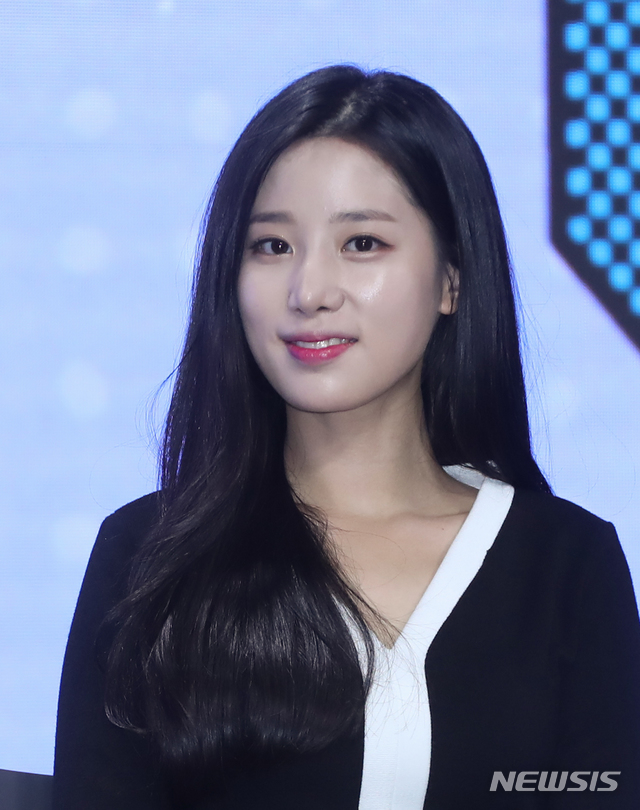 【서울=뉴시스】조수정 기자 = MBC 새 교양 '비긴어게임' 제작발표회가 열린 2일 오후 서울강남구 역삼동 액토즈아레나에서 MC를 맡은 그룹 베리굿 조현이 질문에 답하고 있다. 출연자들이 직접 게임을 해보고 다양한 이야기를 나누는 신개념 게임 프로그램인 '비긴어게임'은 2일 첫방송된다. 2018.11.02. chocrystal@newsis.com