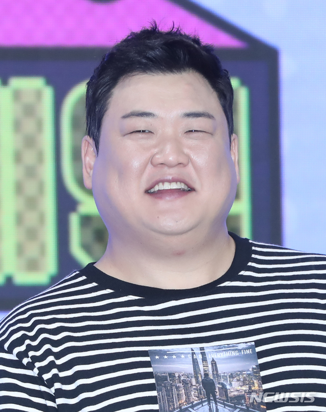 【서울=뉴시스】조수정 기자 = MBC 새 교양 '비긴어게임' 제작발표회가 열린 2일 오후 서울강남구 역삼동 액토즈아레나에서 MC를 맡은 개그맨 김준현이 질문에 답하고 있다. 2018.11.02. chocrystal@newsis.com