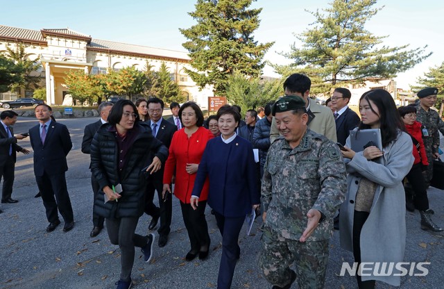 【서울=뉴시스】 사진공동취재단 = 2일 서울 용산구 용산미군기지에서 열린 '용산기지 첫 버스투어'에서 참가자들이 일본군 장교 숙소를 지어진 한미합동 군사지원단 쟈스멕케이(JUSMAG-K) 건물 앞을 지나고 있다. 국토교통부와 서울시는 지난 1904년 일제가 러일전쟁을 기점으로 용산 일대를 조선주차군사령부 주둔지로 사용한 이후 114년 간 일반인 출입이 금지됐던 용산 미군기지 내 주요 장소를 버스로 둘러보는 '용산기지 버스투어'를 올해 말까지 6차례 진행한다.2018.11.02.  photo@newsis.com