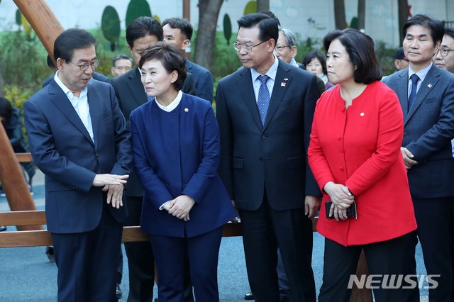 【서울=뉴시스】 사진공동취재단 = 2일 서울 용산구 용산미군기지에서 열린 '용산기지 첫 버스투어'에서 박원순 서울시장(왼쪽부터)과 김현미 국토교통부 장관, 성장현 용산구청장, 박순자 국토교통위원장이 나란히 대화를 나누고 있다. 국토교통부와 서울시는 지난 1904년 일제가 러일전쟁을 기점으로 용산 일대를 조선주차군사령부 주둔지로 사용한 이후 114년 간 일반인 출입이 금지됐던 용산 미군기지 내 주요 장소를 버스로 둘러보는 '용산기지 버스투어'를 올해 말까지 6차례 진행한다. 2018.11.02.  photo@newsis.com