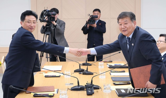 【개성=뉴시스】 사진공동취재단 = 노태강 문화체육관광부 제2차관(오른쪽)이 2일 북측 개성 남북공동연락사무소에서 열린 남북체육분과회담에서 합의문을 교환한 뒤 원길우 체육성 부상과 악수 하고 있다.&nbsp; 남북은 2020년 도쿄하계올림픽을 비롯한 국제경기들에 공동 진출하고, 단일팀 출전과 관련된 실무적 문제들을 합의하여 추진하기로 하였다. 2018.11.02.&nbsp; photo@newsis.com 