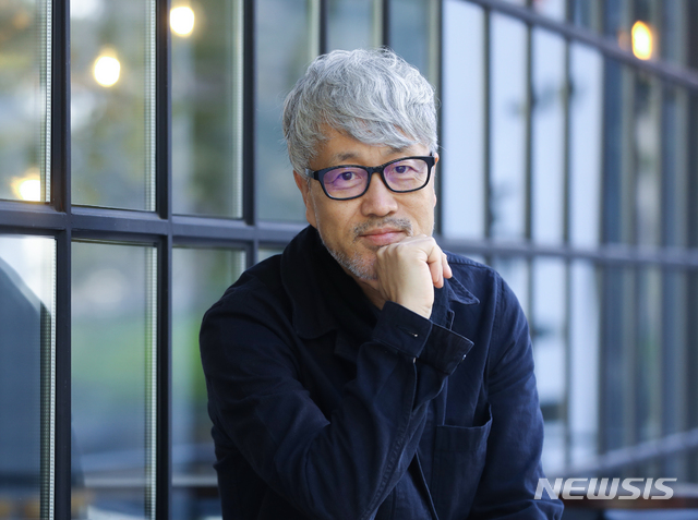 【서울=뉴시스】조수정 기자 = 그룹 봄여름가을겨울 가수 김종진이 31일 서울 종로구 한 카페에서 뉴시스와 인터뷰 하고 있다. 2018.11.04. chocrystal@newsis.com