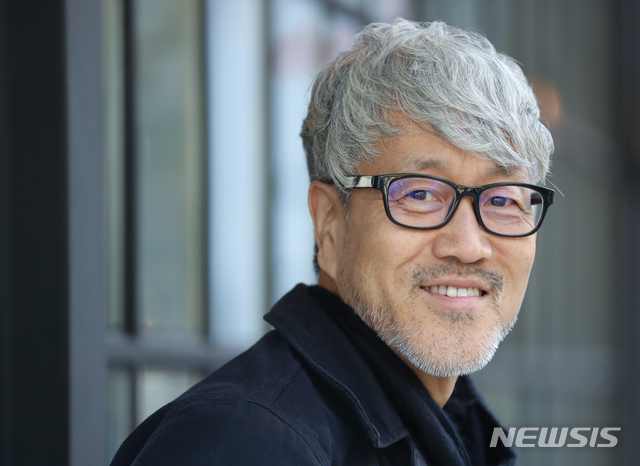 【서울=뉴시스】조수정 기자 = 그룹 봄여름가을겨울 가수 김종진이 31일 서울 종로구 한 카페에서 뉴시스와 인터뷰 하고 있다. 2018.11.04. chocrystal@newsis.com