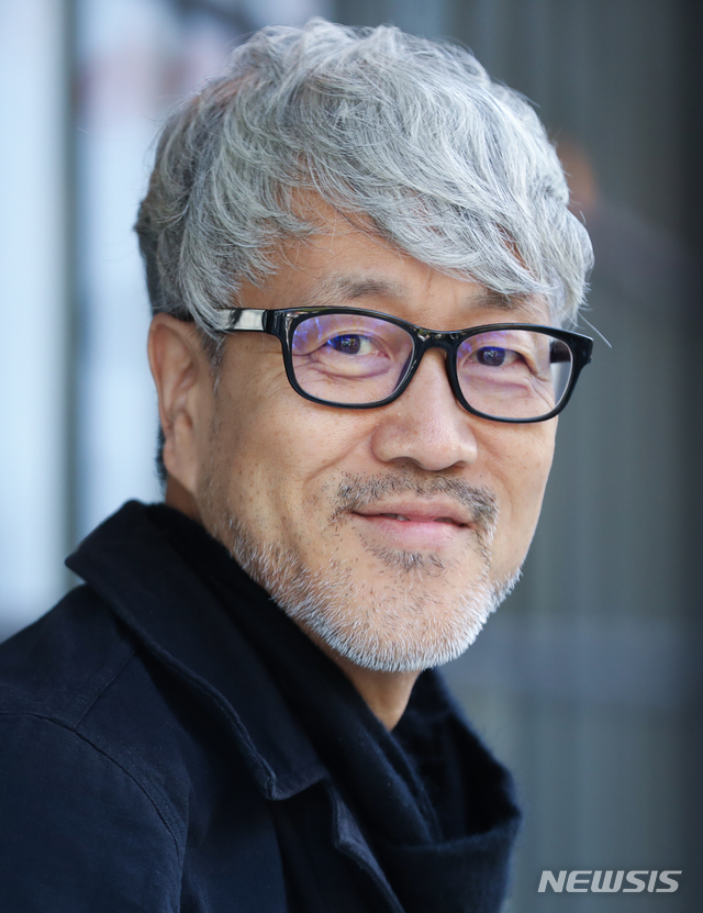 【서울=뉴시스】조수정 기자 = 그룹 봄여름가을겨울 가수 김종진이 31일 서울 종로구 한 카페에서 뉴시스와 인터뷰 하고 있다. 2018.11.04. chocrystal@newsis.com