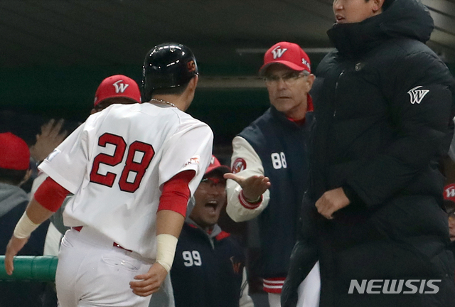 【인천=뉴시스】전진환 기자 = 2018 KBO리그 포스트시즌 플레이오프 5차전 SK와이번즈와 넥센히어로즈의 경기가 열린 2일 오후 인천 SK 행복드림구장에서 6회말 2사 만루 SK 최항의 2루타에 홈인한 선수들이 덕아웃에서 트레이 힐만 감독이 축하하고&nbsp; 있다. 2018.11.02. amin2@newsis.com
