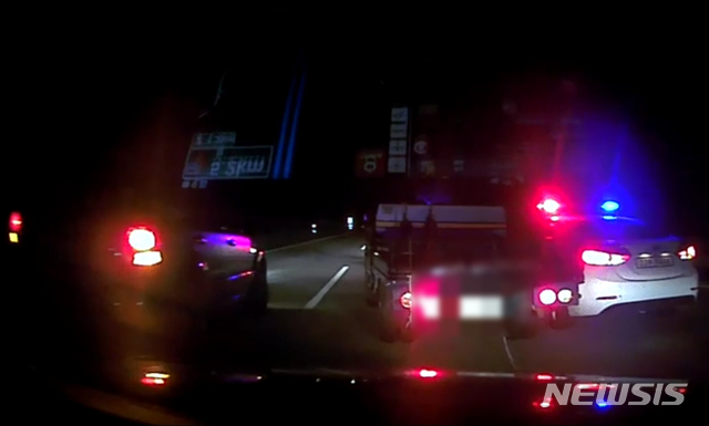 【부산=뉴시스】 하경민 기자 = 부산경찰청은 혈중 알코올 농도 0.165%의 만취 상태로 포터 차량을 몰던 A(52)씨를 약 25분 동안 43㎞ 가량 시민과 함께 추격해 검거했다고 3일 밝혔다. 2018.11.03. (사진=부산경찰청 제공)yulnetphoto@newsis.com