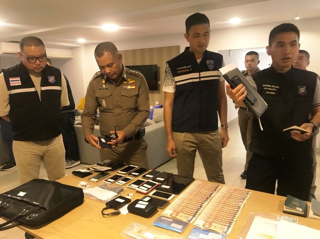 【서울=뉴시스】2일 태국 경찰이 중부 파타야의 한 아파트를 급습해 도박사이트를 운영한 한국인 남성 4명을 검거한 이후 증거물들을 보여주고 있다. <사진출처: 치앙라이타임스> 2018.11.03