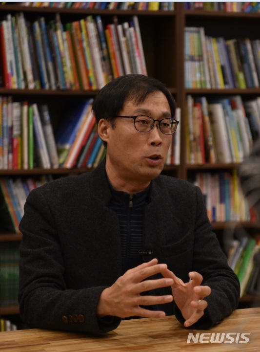 인터뷰 하는 경기도의회 김달수 의원.