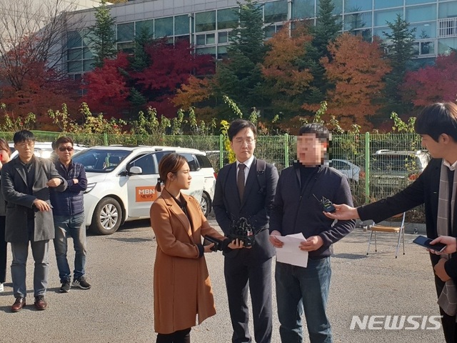 【수원=뉴시스】이병희 기자 = 양진호 한국미래기술 전 회장으로부터 폭행을 당한 피해자 강모씨가 3일 오후 2시3분께 법률대리인과 함께 경기남부지방경찰청에 도착해 취재진들에게 자신의 심경을 밝히고 있다. 2018.11.03 heee9405@naver.com 