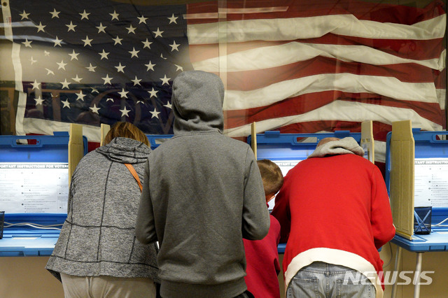 【오마하=AP/뉴시스】 오는 6일 치러지는 2018 미국 중간선거에서 유권자들은 정치인 선출과 함께, 주민발의를 통해 낙태, 마리화나 같은 사회적인 이슈와 선거구역개편, 선거권 확대와 같은 정치적인 문제도 결정하게 된다. 사진은 네브레스카 주 오마하 시티의 주민들이 지난 2일 진행된 중간선거 사전투표를 하는 모습. 2018.11.05