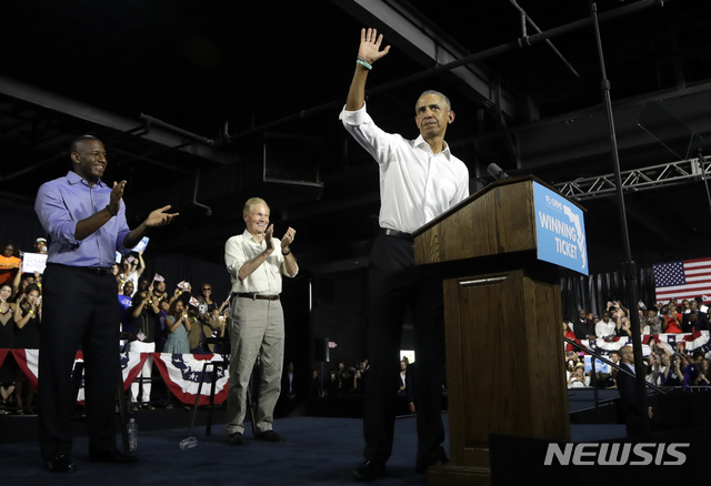 【마이애미=AP/뉴시스】민주당이 주지사 50명 중 36명을 선출하는 6일 중간선거에서 공화당에 우세를 보이고 있다고 CNN이 5일(현지시간) 보도했다.사진은 버락 오바마 전 미국 대통령이 지난 2일 마이애미에서 플로리다 주지사 후보 앤드루 길럼(왼쪽) 지원유세 하고 있는 모습. 2018.11.6. 