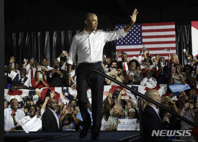 【마이애미=AP/뉴시스】 버락 오바마 전 대통령이 2일(현지시간) 마이애미에서 민주당 후보 중간선거 유세를 지원하고 있다. 2018.11.5. 