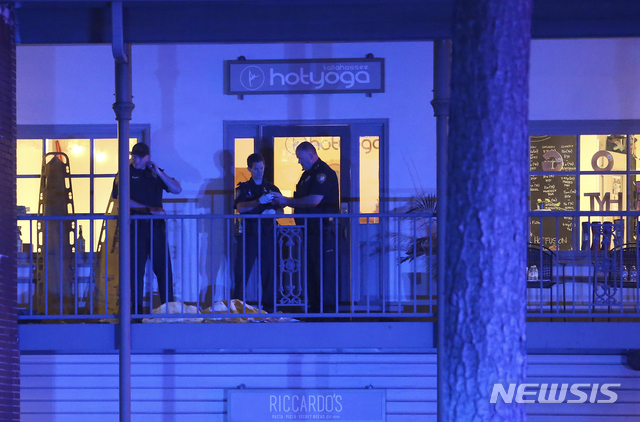 【탤러해시=AP/뉴시스】2일(현지시간) 미국 플로리다주 탤러해시의 한 쇼핑센터에 있는 요가학원에서 총격 사건이 발생해 용의자를 포함해 2명이 숨지고, 4명이 부상을 당했다. 사건이후 경찰들이 사건 현장에서 조사를 진행하는 모습. 2018.11.03 