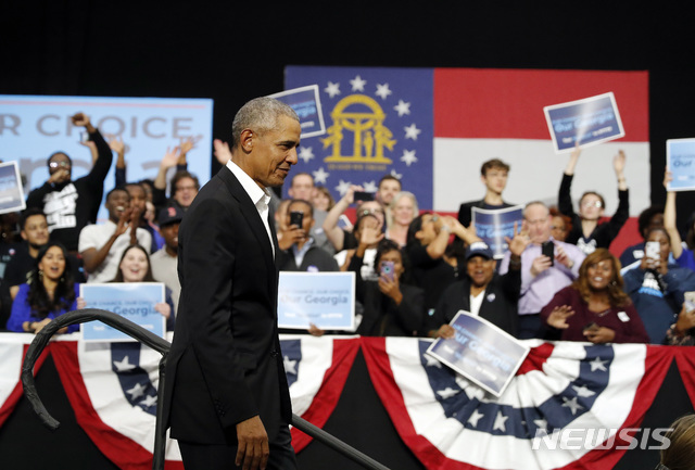 【 모어하우스=AP/뉴시스】 버락 오바마 전 대통령이 2일(현지시간) 애틀랜타주 모어하우스 칼리지에서 열린 민주당의 조지아주지사 후보 스테이시 에이브럼스의 유세장에 들어서면서 청중들의 열렬한 환호를 받고 있다. 2018.11.05