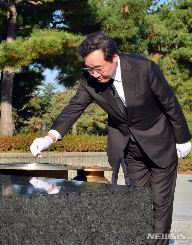 【광주=뉴시스】변재훈 기자 = 제89주년 학생독립운동 기념일을 맞아 이낙연 국무총리가 3일 오전 광주 서구 화정동 광주학생독립운동기념관 내 기념탑을 찾아 분향하고 있다. 2018.11.03.&nbsp; wisdom21@newsis.com