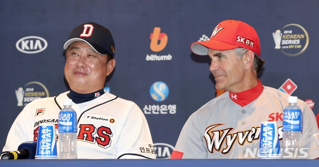 【서울=뉴시스】고범준 기자 = 3일 오후 서울 강남구 코엑스 컨퍼런스룸에서 열린 2018 신한은행 MY CAR KBO 리그 한국시리즈 미디어데이에서 SK 와이번스 힐만 감독이 두산 김태형 감독을 바라보고 있다. 두산과 SK의 한국시리즈 1차전은 오는 4일(일) 오후 2시부터 서울 잠실야구장에서 개최된다. 2018.11.03. bjko@newsis.com