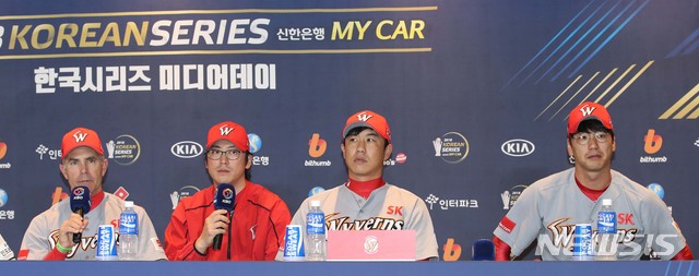 【서울=뉴시스】고범준 기자 = 3일 오후 서울 강남구 코엑스 컨퍼런스룸에서 열린 2018 신한은행 MY CAR KBO 리그 한국시리즈 미디어데이에서 SK 와이번스 힐만 감독이 취재진 질문에 답변하고 있다. 두산과 SK의 한국시리즈 1차전은 오는 4일(일) 오후 2시부터 서울 잠실야구장에서 개최된다. 2018.11.03. bjko@newsis.com