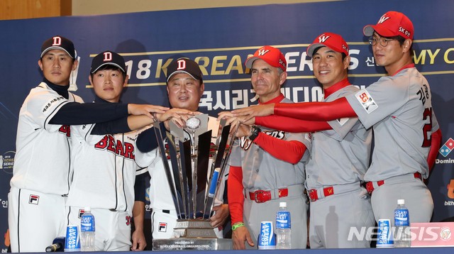 【서울=뉴시스】고범준 기자 = 3일 오후 서울 강남구 코엑스 컨퍼런스룸에서 열린 2018 신한은행 MY CAR KBO리그 한국시리즈 미디어데이에서 두산 이용찬(왼쪽부터), 정수빈, 김태형 감독, SK 와이번스 힐만 감독, 김강민, 김광현이 포토타임을 갖고 있다. 두산과 SK의 한국시리즈 1차전은 오는 4일(일) 오후 2시부터 서울 잠실야구장에서 개최된다. 2018.11.03. bjko@newsis.com