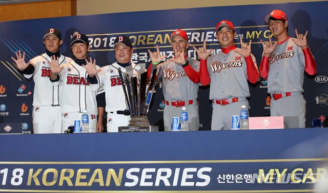 【서울=뉴시스】고범준 기자 = 3일 오후 서울 강남구 코엑스 컨퍼런스룸에서 열린 2018 신한은행 MY CAR KBO리그 한국시리즈 미디어데이에서 두산 이용찬(왼쪽부터), 정수빈, 김태형 감독, SK 와이번스 힐만 감독, 김강민, 김광현이 포토타임을 갖고 있다. 두산과 SK의 한국시리즈 1차전은 오는 4일(일) 오후 2시부터 서울 잠실야구장에서 개최된다. 2018.11.03. bjko@newsis.com