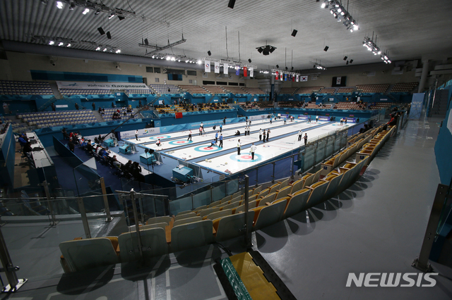 【강릉=뉴시스】김경목 기자 = 3일 2018평창동계올림픽대회가 치러졌던 강원 강릉시 강릉컬링센터에서 2018 강릉 아시아-태평양 컬링선수권대회가 개막해 경기가 치러지고 있는 가운데 눈에 띄는 텅 빈 관람석은 '영미! 열풍'이 불었던 경기장이었던 탓에 아쉬움이 크게 느껴진다. 2018.11.03. photo31@newsis.com