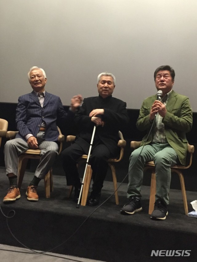 왼쪽부터 신성일, 임권택 감독, 한지일