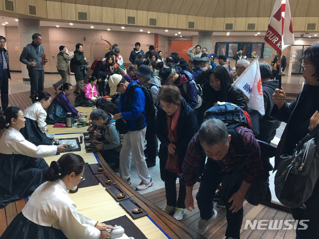 【홍성=뉴시스】일본 관광객 다도체험 모습.