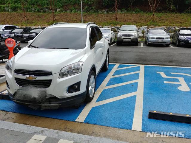 장애인전용 주차구역에 불법으로 차량을 주차한 모습. (사진=뉴시스DB)