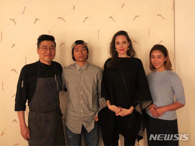 왼쪽부터 김병진 가온 총괄셰프, 팍스, 앤절리나 졸리, 조희경 가온 대표