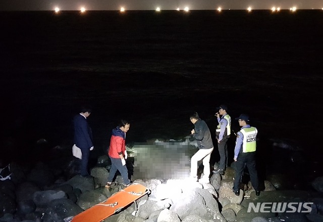 【제주=뉴시스】우장호 기자 = 4일 오후 6시36분께 제주시 애월읍 구엄리 인근 해안가 갯바위에 영유아 시신이 있다는 신고가 해경에 접수됐다. 출동한 해경이 시신을 수습하고 있다. 2018.11.04. (사진=제주해양경찰서 제공) woo1223@newsis.com