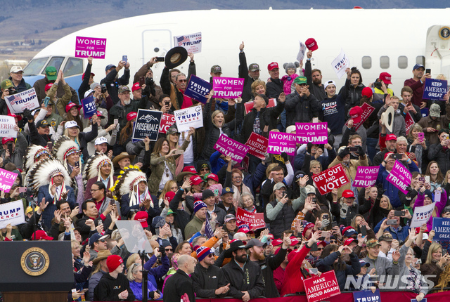 【벨그라드(미 몬태나주)=AP/뉴시스】 3일(현지시간) 몬태나주 벨그라드의 보즈먼 옐로스톤 국제공항에서 열린 트럼프 대통령의 중간선거 지원 유세에서 지지자들이 트럼프 지지 팻말을 들고 박수를 보내고 있다. 2018.11.4   