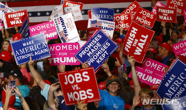 【펜서콜라=AP/뉴시스】 도널드 트럼프 대통령이 함께 한 3일(현지시간) 플로리다주 유세에서 지지자들이 환호하고 있다. 2018.11.05 