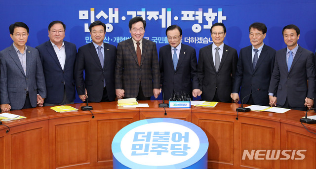 【서울=뉴시스】홍효식 기자 = 4일 오전 서울 여의도 국회에서 열린 국정감사 후속 조치 및 19년 예산안 처리방안 등을 논의하기 위한 제6차 고위 당·정·청 협의회에서 이해찬 당대표, 이낙연 국무총리, 장하성 청와대 정책실장 등 참석자들이 기념촬영을 하고 있다. 왼쪽부터 더불어민주당 조정식 예결위 간사, 김태년 정책위의장, 윤호중 사무총장, 이낙연 국무총리, 더불어민주당 이해찬 대표, 홍영표 원내대표, 청와대 장하성 정책실장, 한병도 정무수석. 2018.11.04. yesphoto@newsis.com