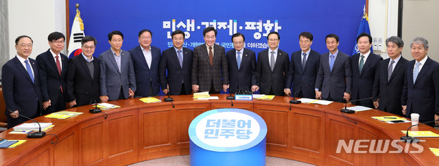 【서울=뉴시스】홍효식 기자 = 4일 오전 서울 여의도 국회에서 열린 국정감사 후속 조치 및 19년 예산안 처리방안 등을 논의하기 위한 제6차 고위 당·정·청 협의회에서 이해찬 당대표, 이낙연 국무총리, 장하성 청와대 정책실장 등 참석자들이 기념촬영을 하고 있다. 왼쪽부터 홍남기 국무조정실장, 김상조 공정거래위원장, 김동연 경제부총리 겸 기획재정부 장관, 더불어민주당 조정식 예결위 간사, 김태년 정책위의장, 윤호중 사무총장, 이낙연 국무총리, 더불어민주당 이해찬 대표, 홍영표 원내대표, 청와대 장하성 정책실장, 한병도 정무수석, 정태호 일자리수석, 윤종원 경제수석, 김수현 사회수석. 2018.11.04. yesphoto@newsis.com