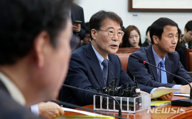 【서울=뉴시스】홍효식 기자 = 4일 오전 서울 여의도 국회에서 열린 국정감사 후속 조치 및 19년 예산안 처리방안 등을 논의하기 위한 제6차 고위 당·정·청 협의회에서 장하성 청와대 정책실장이 모두발언을 하고 있다. 왼쪽부터 이낙연 국무총리, 청와대 장하성 정책실장, 한병도 정무수석. 2018.11.04. yesphoto@newsis.com