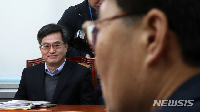 【서울=뉴시스】홍효식 기자 = 4일 오전 서울 여의도 국회에서 열린 국정감사 후속 조치 및 19년 예산안 처리방안 등을 논의하기 위한 제6차 고위 당·정·청 협의회에서 김동연 경제부총리 겸 기획재정부 장관이 장하성(오른쪽) 청와대 정책실장의 모두발언을 듣고 있다. 2018.11.04. yesphoto@newsis.com