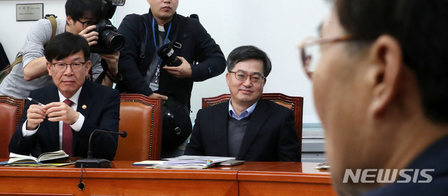 【서울=뉴시스】홍효식 기자 = 4일 오전 서울 여의도 국회에서 열린 국정감사 후속 조치 및 19년 예산안 처리방안 등을 논의하기 위한 제6차 고위 당·정·청 협의회에서 김상조(왼쪽부터) 공정거래위원장과 김동연 경제부총리 겸 기획재정부 장관이 장하성 청와대 정책실장의 모두발언을 듣고 있다. 2018.11.04. yesphoto@newsis.com