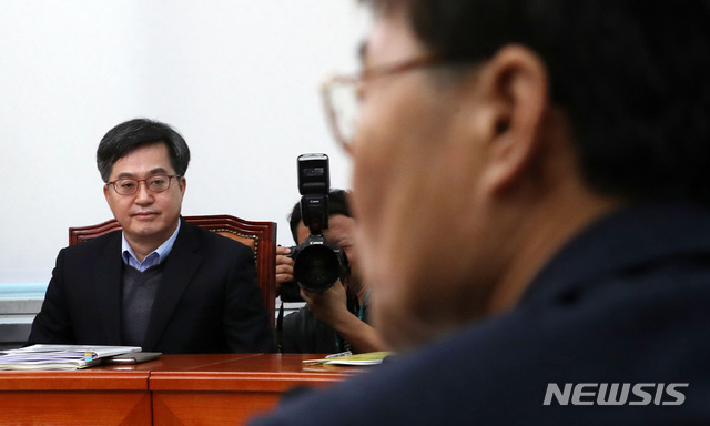 【서울=뉴시스】홍효식 기자 = 4일 오전 서울 여의도 국회에서 열린 국정감사 후속 조치 및 19년 예산안 처리방안 등을 논의하기 위한 제6차 고위 당·정·청 협의회에서 김동연 경제부총리 겸 기획재정부 장관이 장하성(오른쪽) 청와대 정책실장의 모두발언을 듣고 있다. 2018.11.04. yesphoto@newsis.com