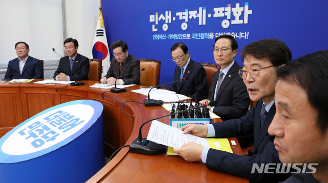 【서울=뉴시스】홍효식 기자 = 4일 오전 서울 여의도 국회에서 열린 국정감사 후속 조치 및 19년 예산안 처리방안 등을 논의하기 위한 제6차 고위 당·정·청 협의회에서 장하성 청와대 정책실장이 모두발언을 하고 있다.&nbsp; 왼쪽부터 더불어민주당 김태년 정책위의장, 윤호중 사무총장, 이낙연 국무총리, 더불어민주당 이해찬 대표, 홍영표 원내대표, 청와대 장하성 정책실장, 한병도 정무수석. 2018.11.04.&nbsp; yesphoto@newsis.com