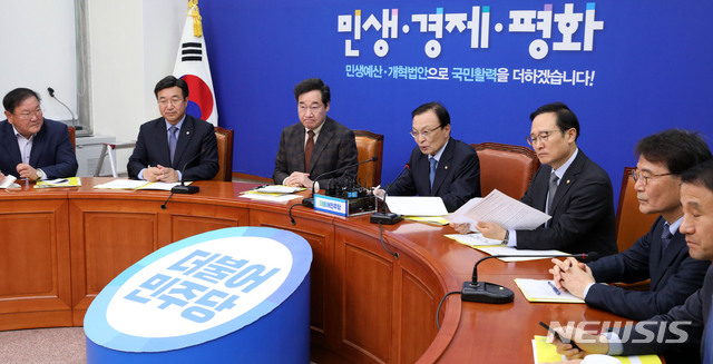 【서울=뉴시스】홍효식 기자 = 4일 오전 서울 여의도 국회에서 열린 국정감사 후속 조치 및 19년 예산안 처리방안 등을 논의하기 위한 제6차 고위 당·정·청 협의회에서 더불어민주당 이해찬 대표가 모두발언을 하고 있다. 왼쪽부터 더불어민주당 김태년 정책위의장, 윤호중 사무총장, 이낙연 국무총리, 더불어민주당 이해찬 대표, 홍영표 원내대표, 청와대 장하성 정책실장, 한병도 정무수석. 2018.11.04. yesphoto@newsis.com