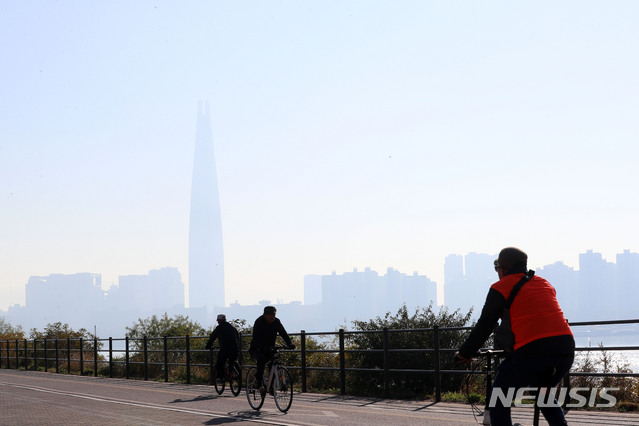 【서울=뉴시스】박주성 기자 = 전국의 대기질이 나쁠 것으로 전망되는 가운데 4일 오전 서울 뚝섬한강공원에서 바라본 도심이 미세먼지로 뿌옇게 보이고 있다. 2018.11.04.&nbsp; park7691@newsis.com