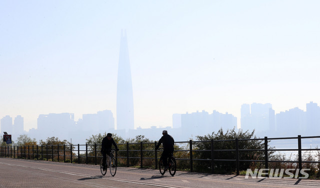 【서울=뉴시스】박주성 기자 = 전국의 대기질이 나쁠 것으로 전망되는 가운데 4일 오전 서울 뚝섬한강공원에서 바라본 도심이 미세먼지로 뿌옇게 보이고 있다.&nbsp; 환경부 국립환경과학원은 이날 수도권과 충청, 광주, 전북의 미세먼지 농도가 ‘나쁨’ 수준을 보이겠다고 밝혔다. 또 그 밖의 권역에서도 낮 동안 미세먼지 농도가 ‘나쁨’ 수준을 나타낼 수 있다고 전했다. 2018.11.04.&nbsp; park7691@newsis.com