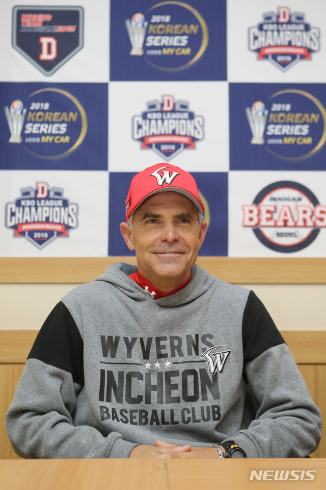 【서울=뉴시스】박주성 기자 = 4일 오후 서울 잠실야구장에서 열린 2018 KBO 포스트시즌 한국시리즈 1차전 SK 와이번스 대 두산 베어스의 경기 전 SK 와이번스 트레이 힐만 감독이 인터뷰를 하고 있다. 2018.11.04. photo@newsis.com