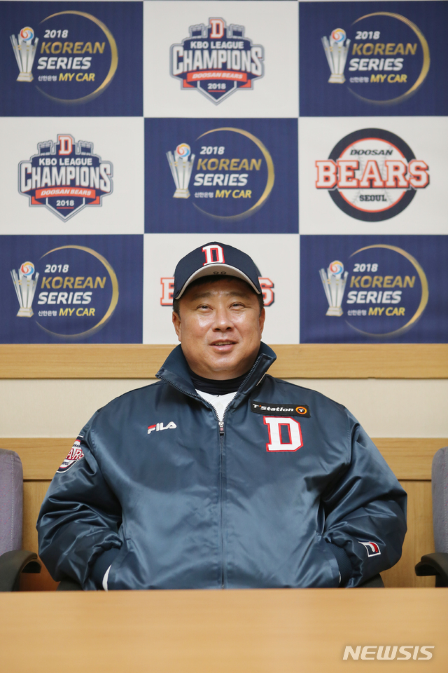 【서울=뉴시스】박주성 기자 = 4일 오후 서울 잠실야구장에서 열린 2018 KBO 포스트시즌 한국시리즈 1차전 SK 와이번스 대 두산 베어스의 경기 전 두산 베어스 김태형 감독이 인터뷰를 하고 있다. 2018.11.04. photo@newsis.com