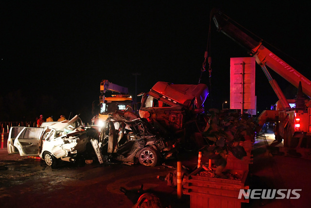 【란저우=AP/뉴시스】3일(현지시간) 중국 서북부 간쑤성 주도 란저우 근처 고속도로에서 벌어진 31중 추돌사고 현장 사진. 2018.11.04.